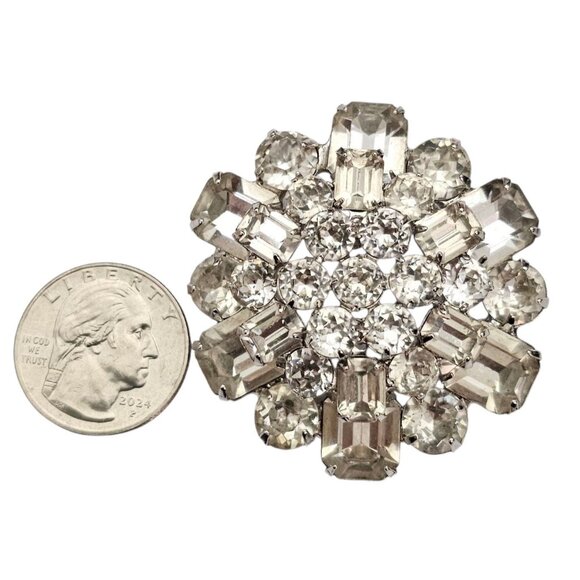 Weiss Clear Rhinestone Brooch Round Cluster Vintage Pin, Signed - Picture 9 of 11